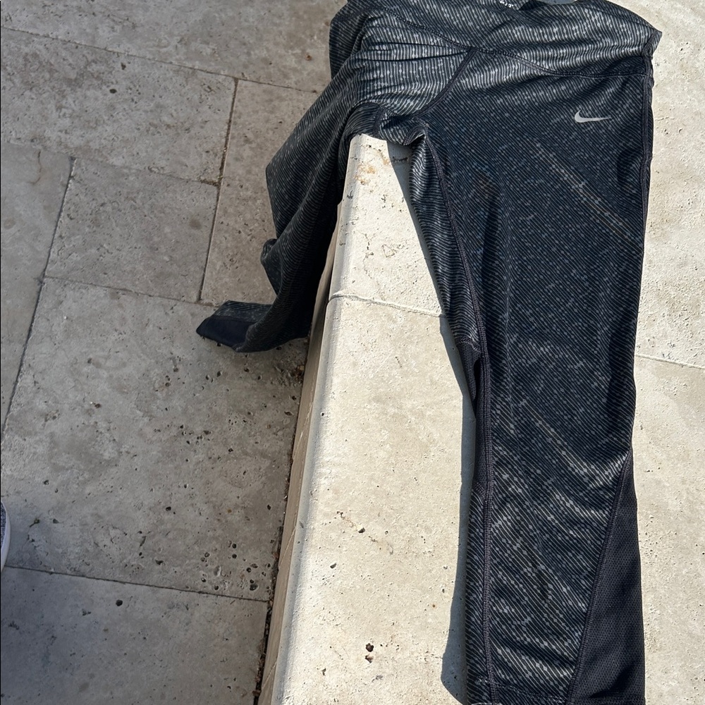 Nike Dri-FIT Black & Gray Patterned Leggings – Women’s Medium